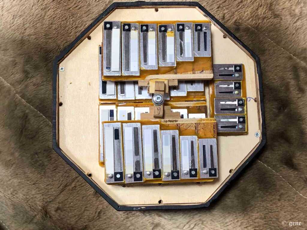 Bastari / Stagi（バスタリ・スタジー）イングリッシュ・コンサーティーナ 56ボタン Tenor Treble(テナー・トレブル)　リード部　左