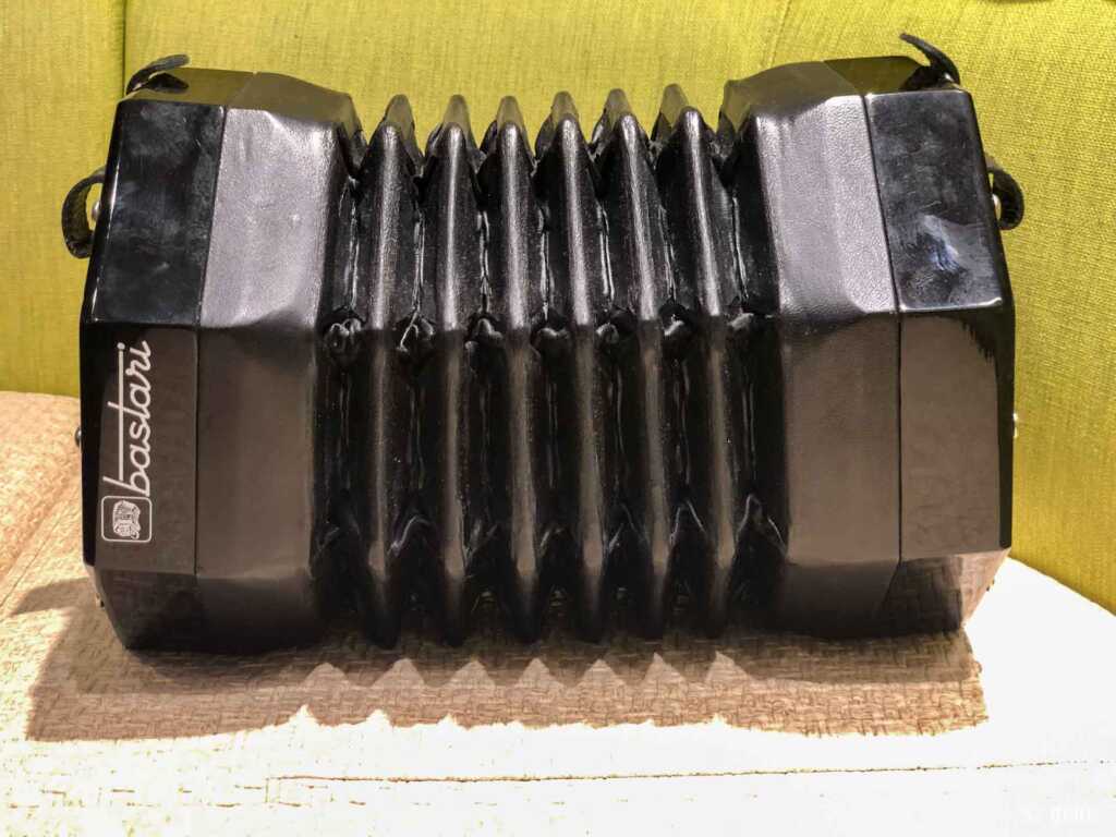 Bastari / Stagi（バスタリ・スタジー）イングリッシュ・コンサーティーナ 56ボタン Tenor Treble(テナー・トレブル) 正面