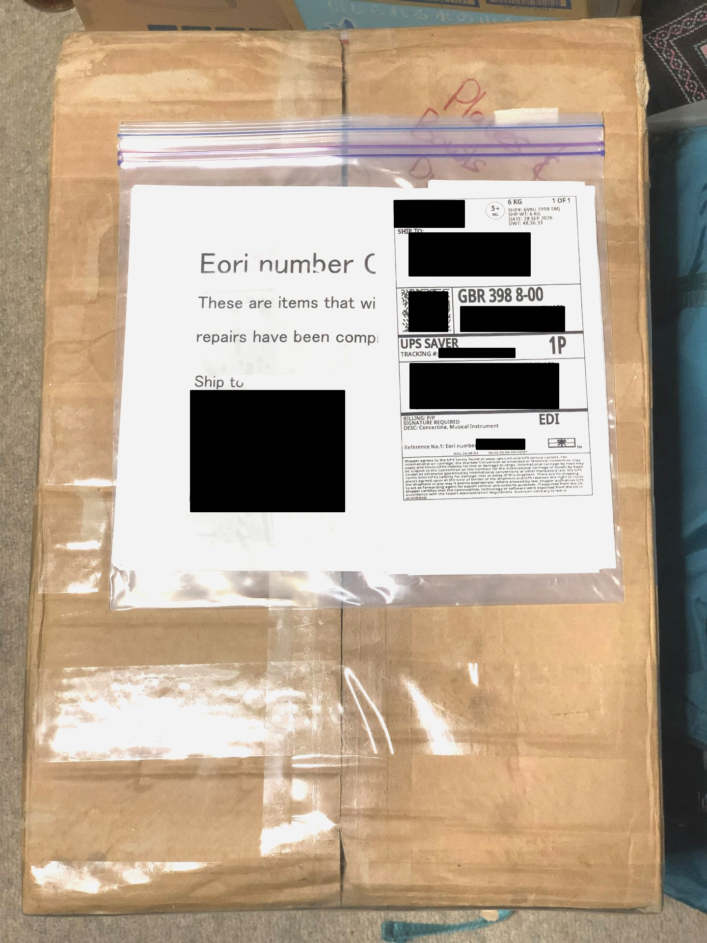 UPSで荷物の送り状などをフリーザーバックに入れて張り付ける